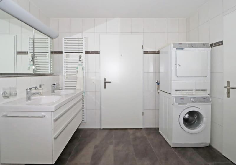 Bad mit Dusche, Badewanne, WC und Doppellavabo