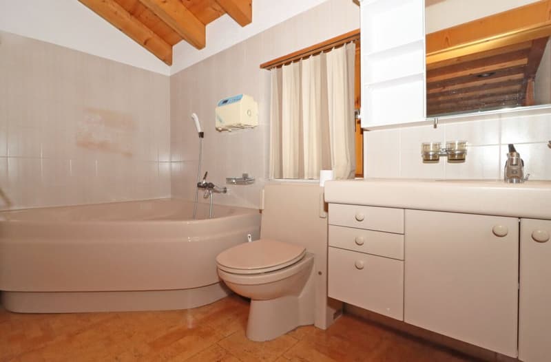 Bad mit Badewanne, WC und Lavabo EG