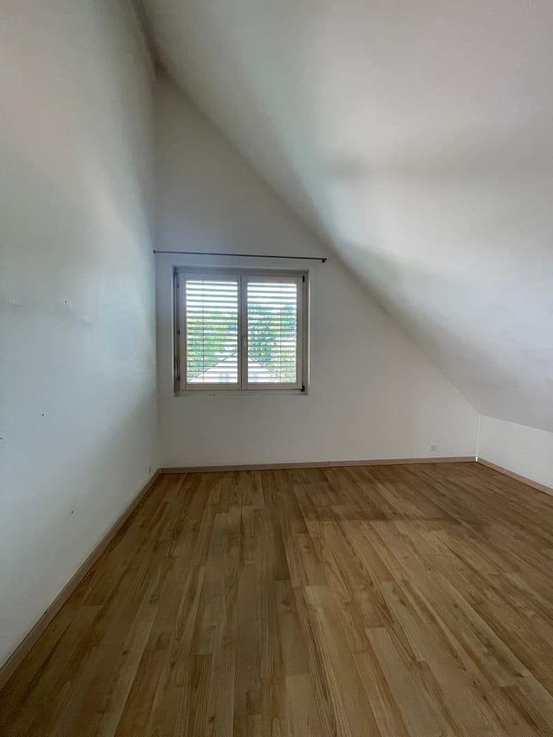 Zimmer 2 im Dachgeschoss mit Einbauschränken