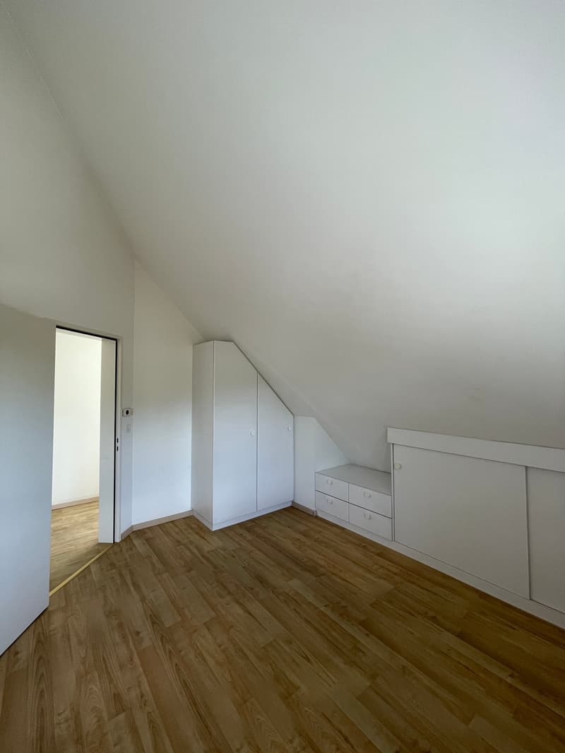 Zimmer 1 im Dachgeschoss mit Einbauschränken