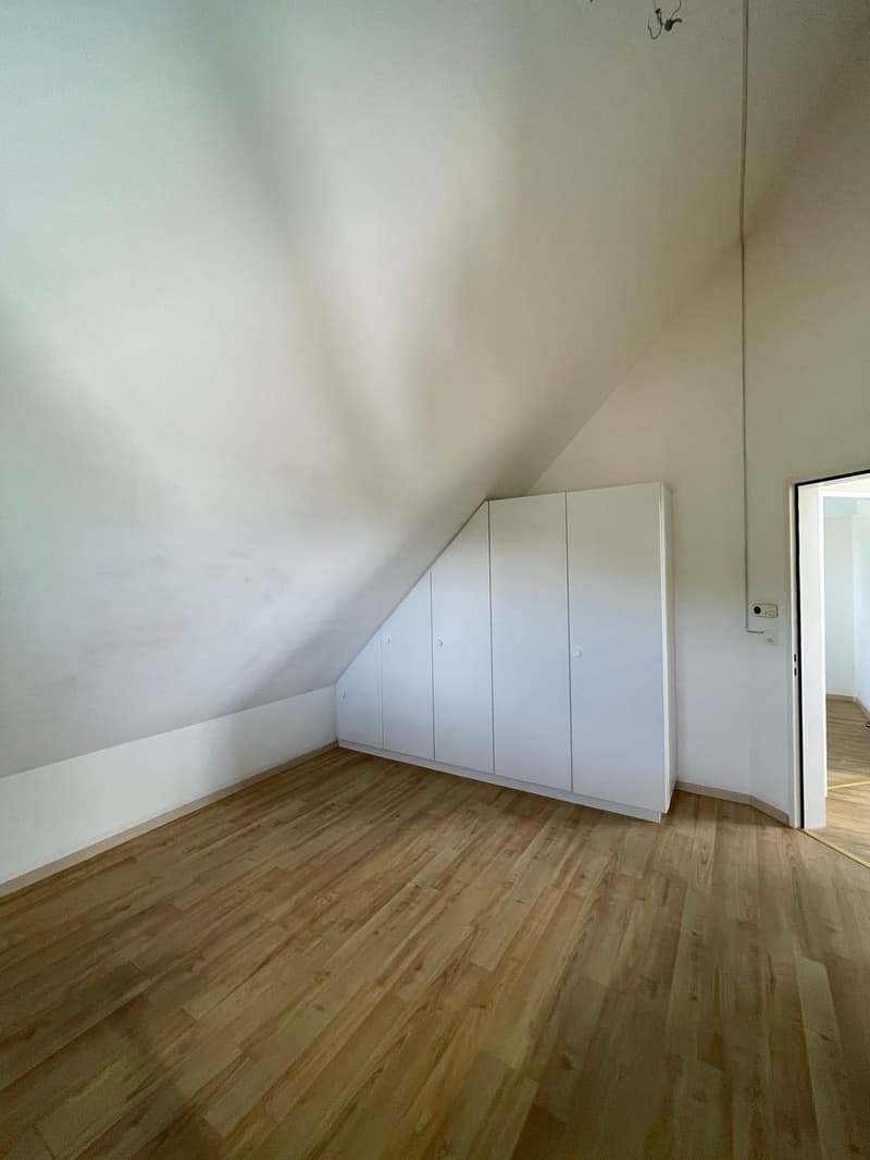 Zimmer 2 im Dachgeschoss mit Einbauschränken