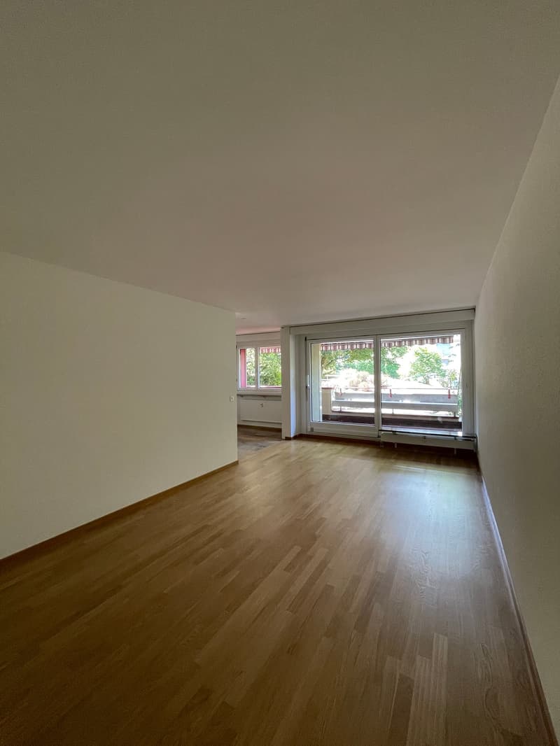 Wohnbereich mit Zugang zum Balkon