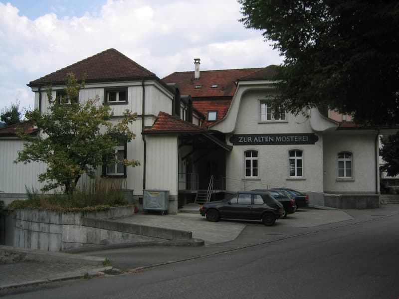 Westfassade - Parkplätze mit Zufahrt in Einstellhalle