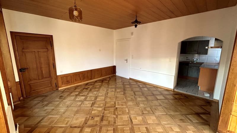 empty room, wooden door, parquet floor, white walls, wooden ceiling, wooden furniture