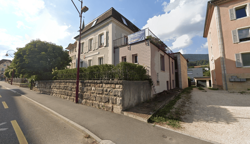 3 story building, stone wall, terrace, balcony
