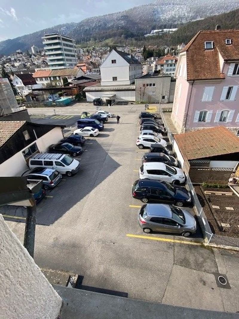 Place de parc idéalement située, à seulement 150 m du centre commercial Migros (2)