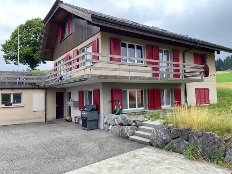 Charmante 2-Zimmer-Wohnung mit Panoramablick in Zäziwil (1)