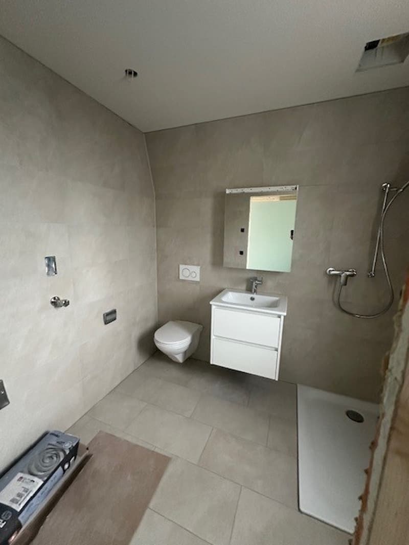 Moderne 3.5-Zimmer-Dachwohnung in Boll – Neubau mit Aussicht (7)