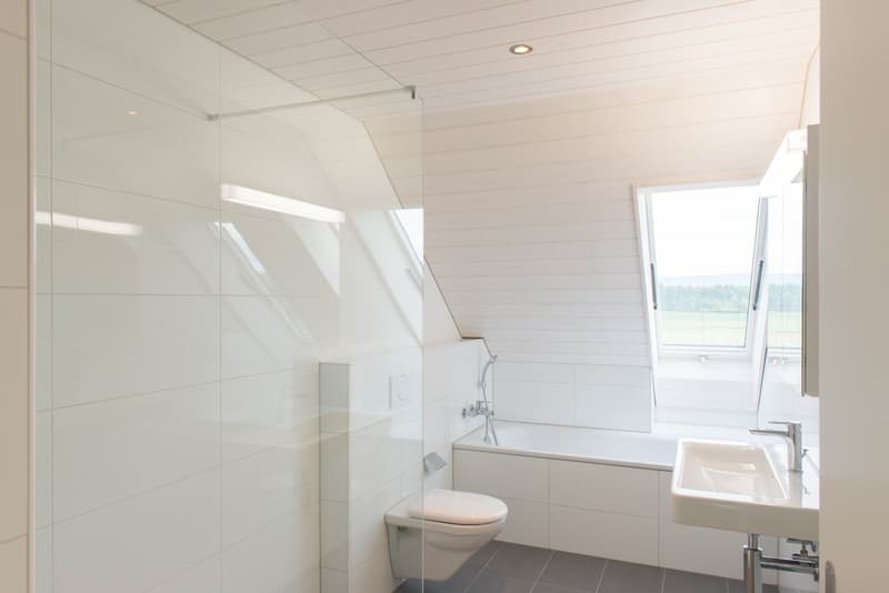Grosszügige, moderne 4 1/2-Zimmer-Dachwohnung mit Galerie und Sicht ins Grüne in Rapperswil / BE (13)