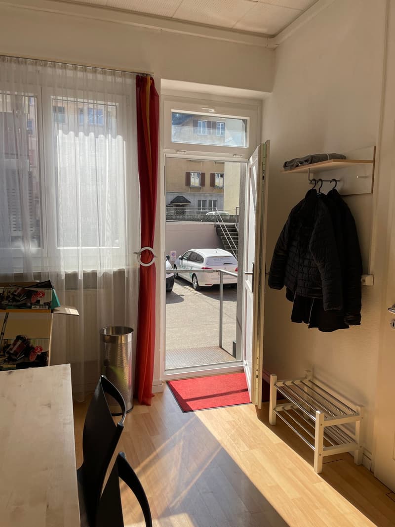 Laden mit grossem Schaufenster, 2 Räumen, WC und Parkplatz (10)