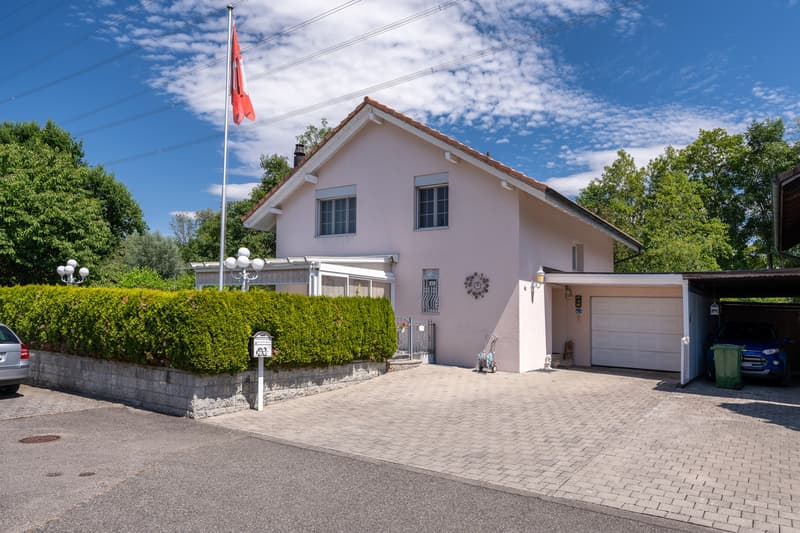 HAUSANSICHT VON STRASSE