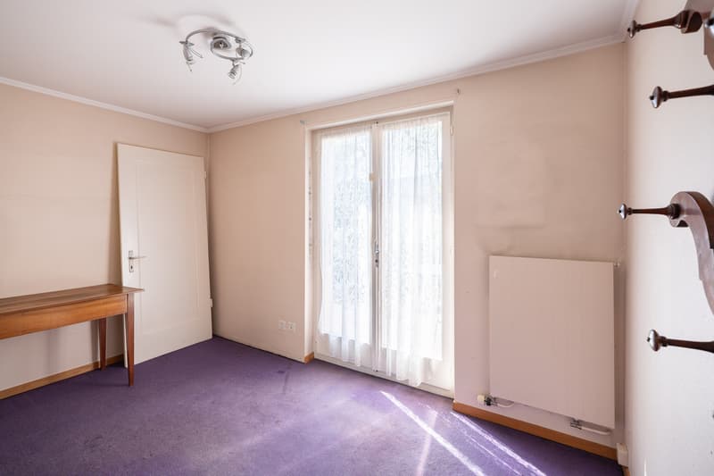 KLEINES ZIMMER MIT ZUGANG ZUM SITZPLATZ