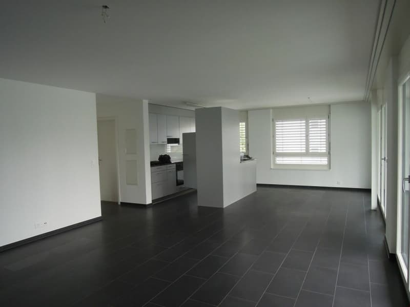 Perfekt für Paare & Familien: grossräumige 4.5-Zi.-Wohnung mit Wintergarten und Balkon (2)