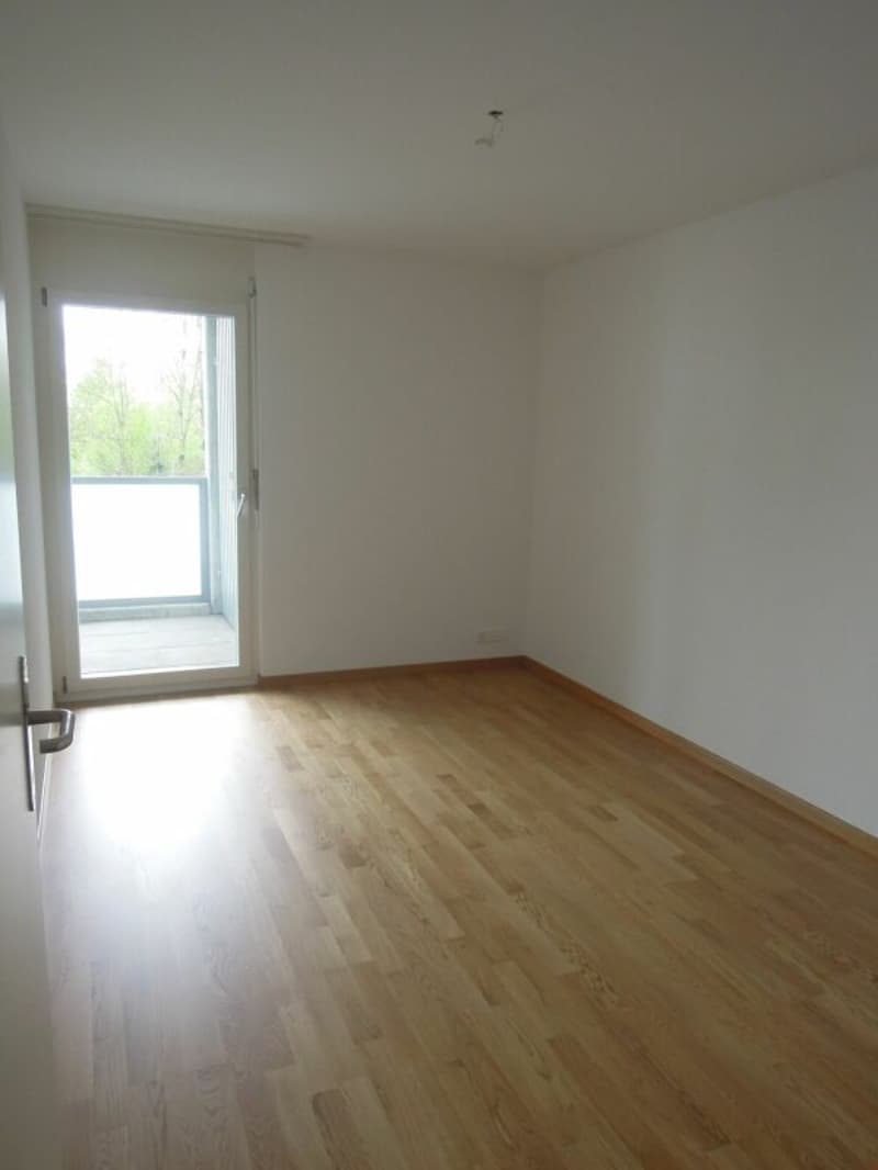 Perfekt für Paare & Familien: grossräumige 4.5-Zi.-Wohnung mit Wintergarten und Balkon (5)