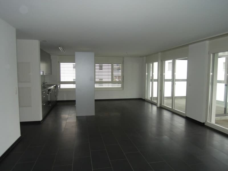 Perfekt für Paare & Familien: grossräumige 4.5-Zi.-Wohnung mit Wintergarten und Balkon (3)