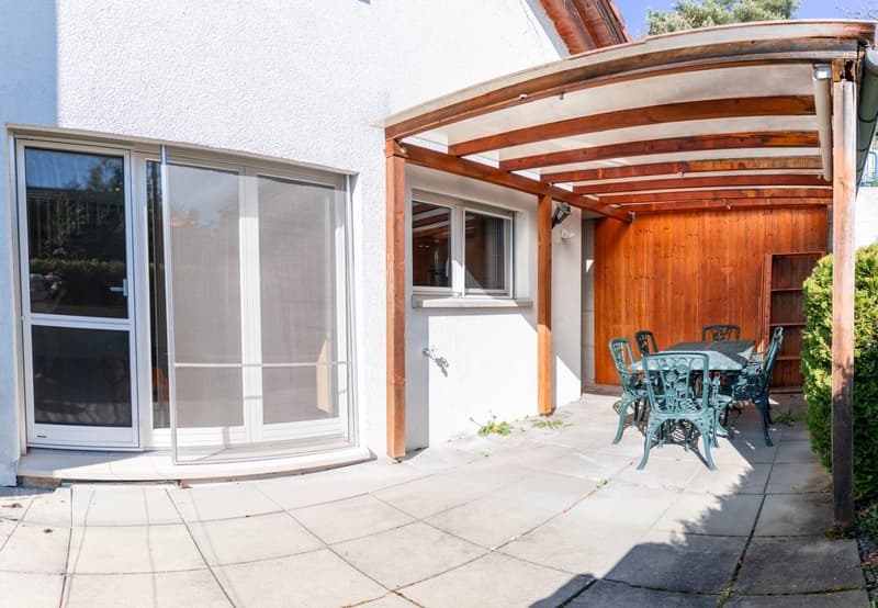 white house, glass doors, wooden pergola, table and chairs, garden