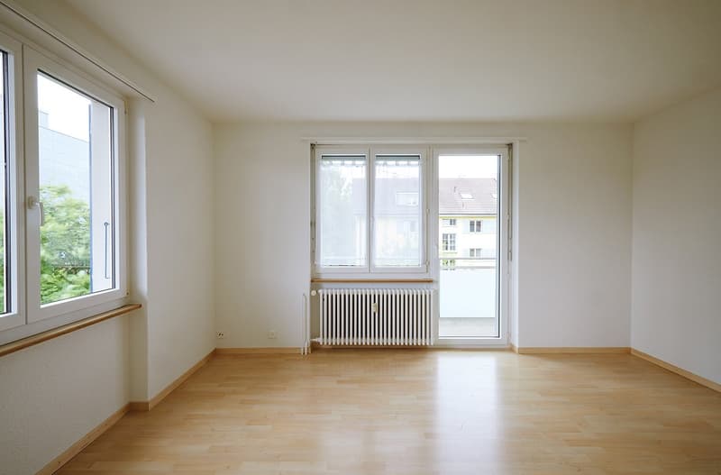 Wohnzimmer südseitig, Zugang zum Balkon, typgleich in allen Wohnungen