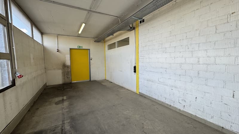 Espace commercial avec rampe de chargement à louer (5)