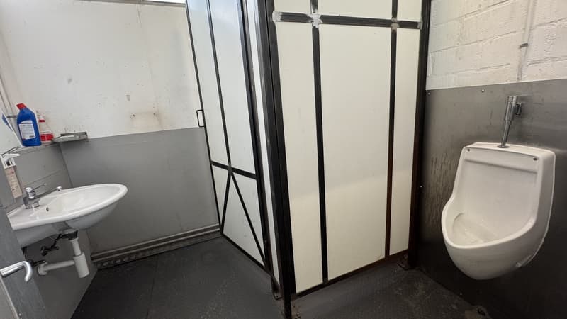 Espace commercial avec rampe de chargement à louer (9)
