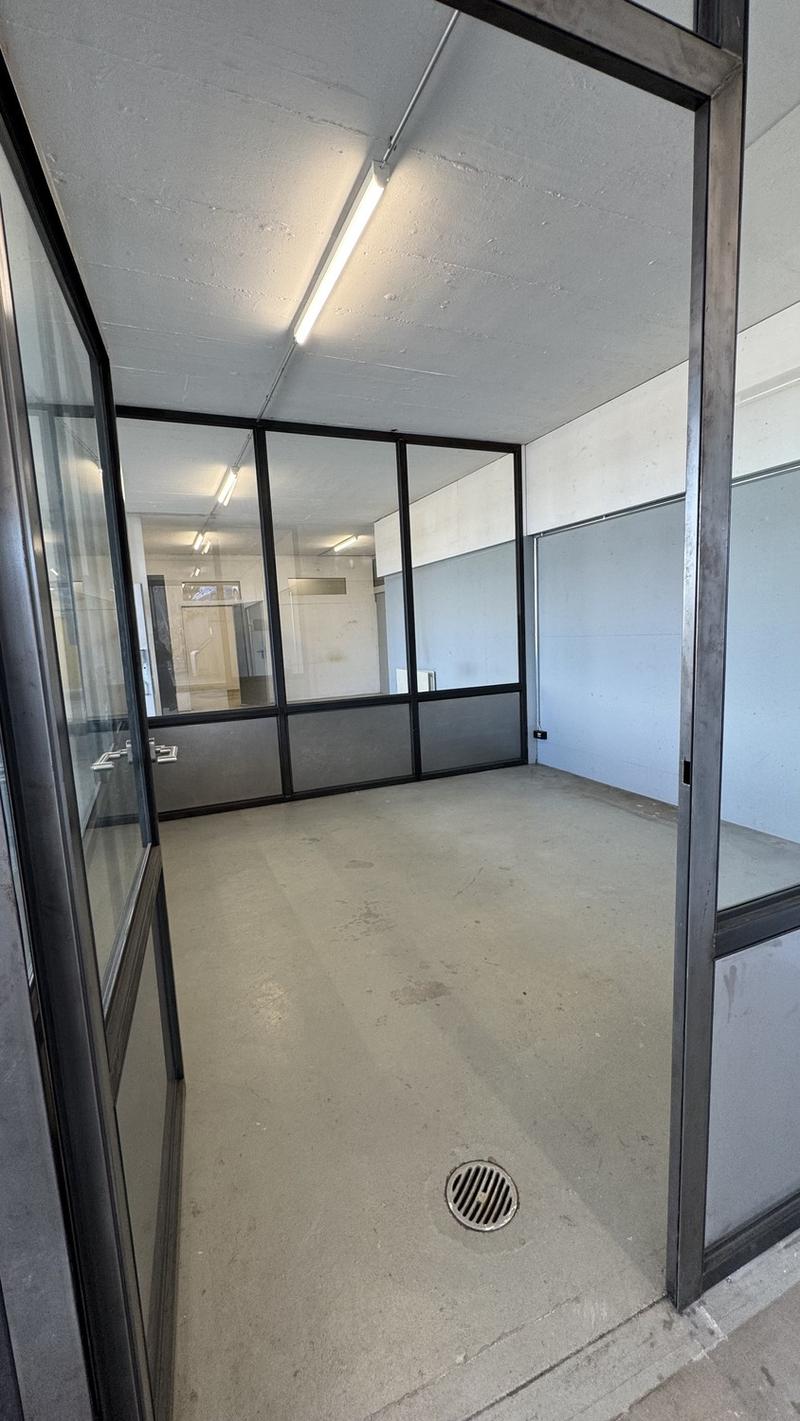 Espace commercial avec rampe de chargement à louer (3)