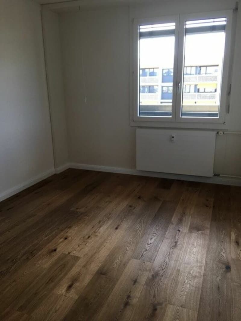 Helle 3.5-Zimmerwohnung im 13. Obergeschoss mit grossem Balkon und schöner Aussicht! (8)