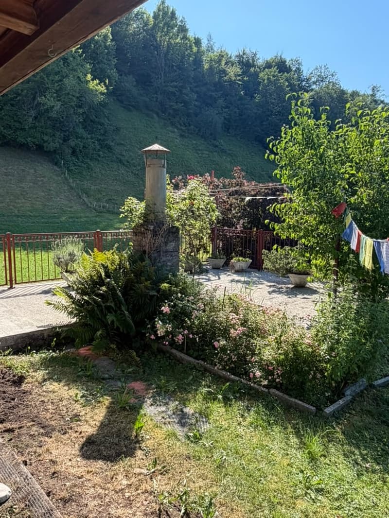 Charmante 2.5-Zimmer-Wohnung mit Seeblick in Krattigen (2)
