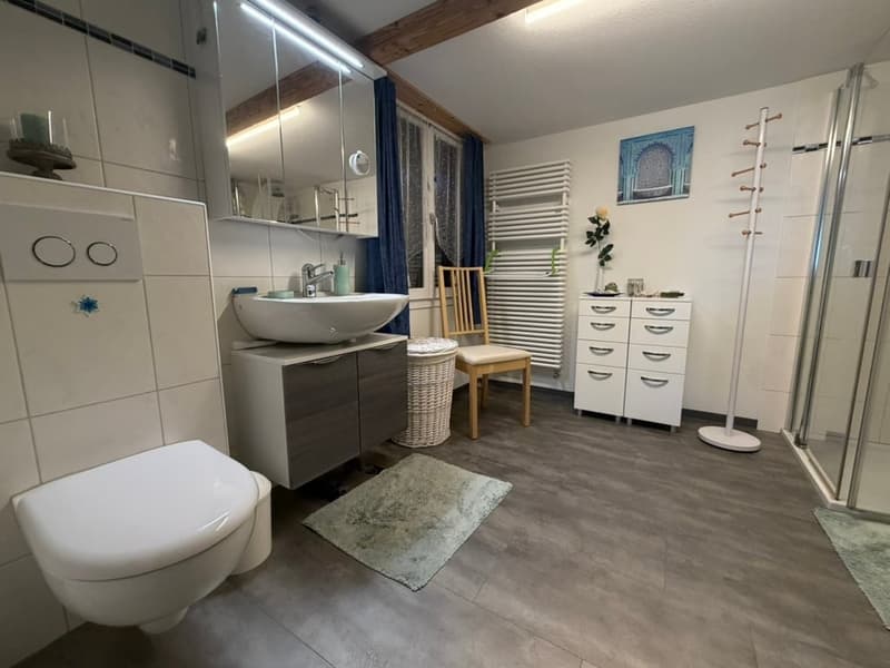Charmante 2.5-Zimmer-Wohnung mit Seeblick in Krattigen (4)