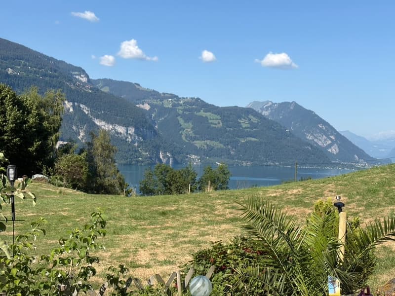 Charmante 2.5-Zimmer-Wohnung mit Seeblick in Krattigen (1)