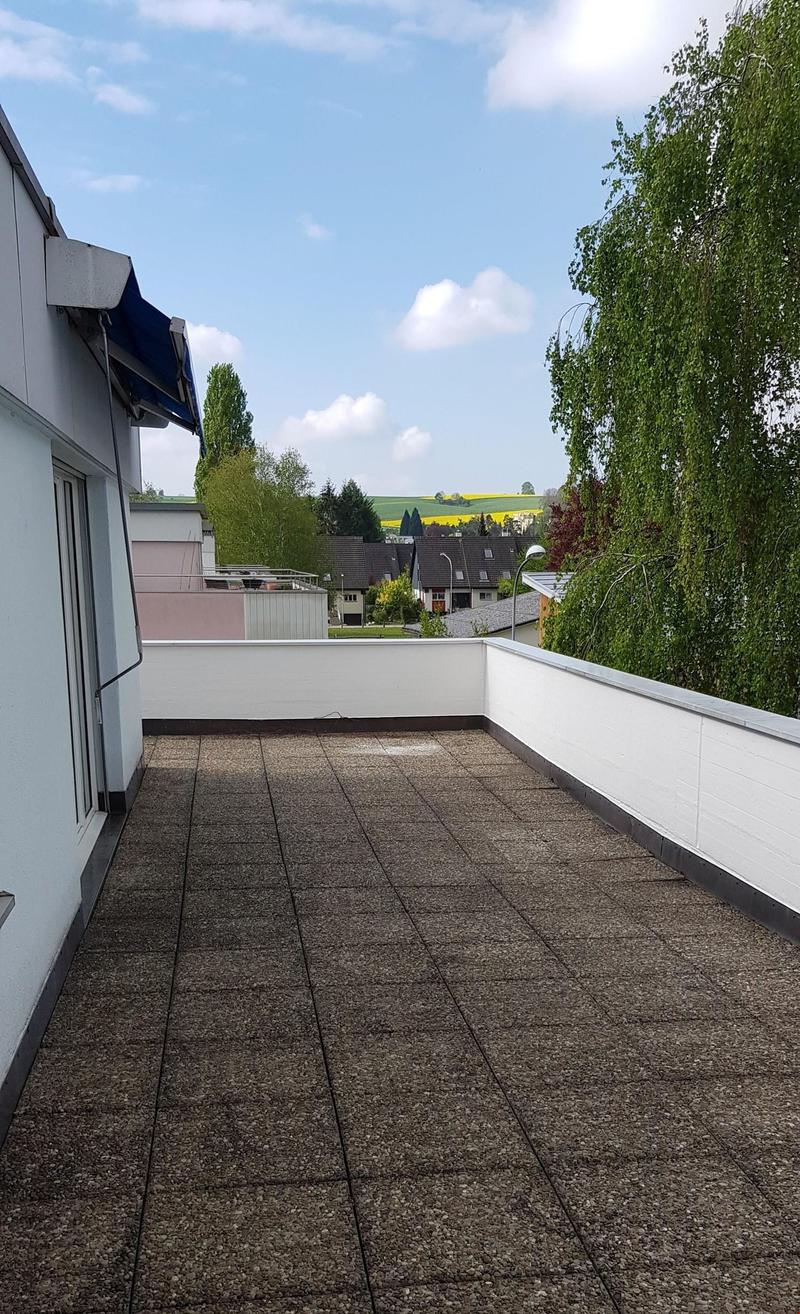 Traumhafte Attika mit 53 m2 Terrasse in kleinem Mehrfamilienhaus (2)