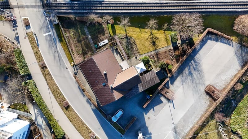 Zweifamilienhaus auf grossem Grundstück (17)