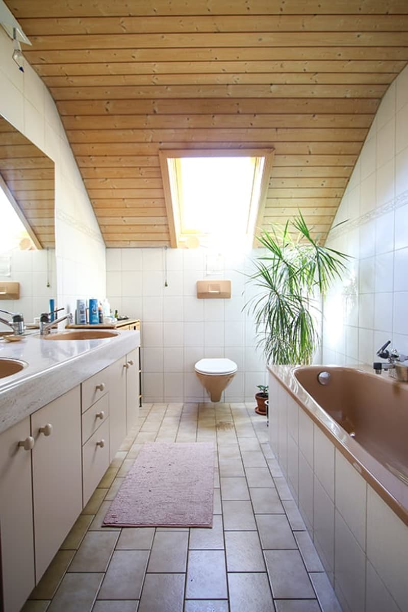Zweites Badezimmer im Dachgeschoss mit Tageslicht