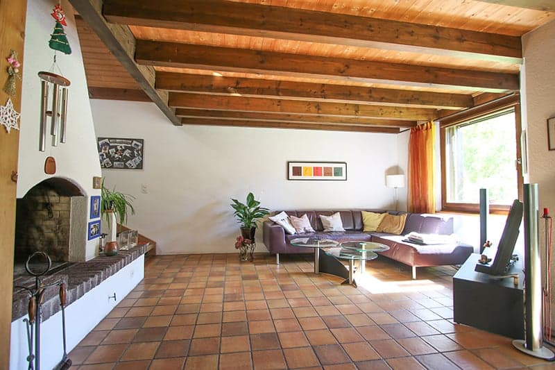 Wohnen mit Wohlfühl-Ambiente: Cheminée, Sichtbalken-Charme und viel Tageslicht