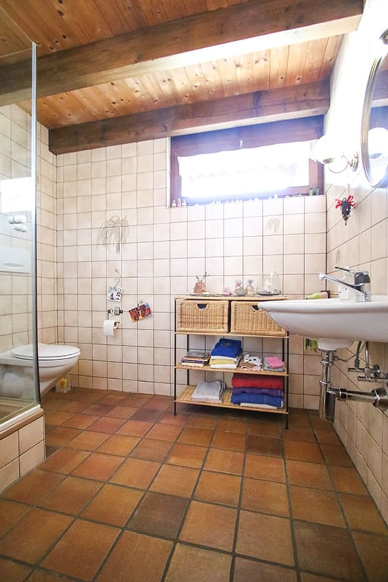 EG: Bad mit Dusche, zudem Fenster mit Tageslicht