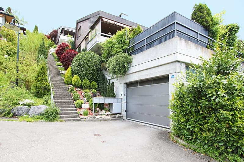 Einstellhalle und Treppe zum Hauseingang