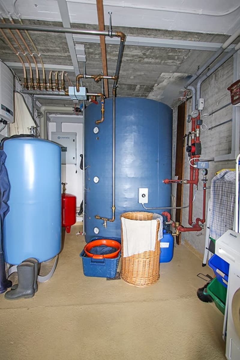 Moderne Haustechnik: Luftwärmepumpe + therm. Solaranlage mit Kombispeicher + Photovoltaikanlage