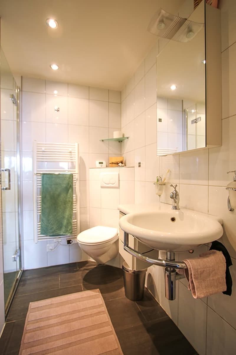 Einliegerwohnung: Bad mit Dusche