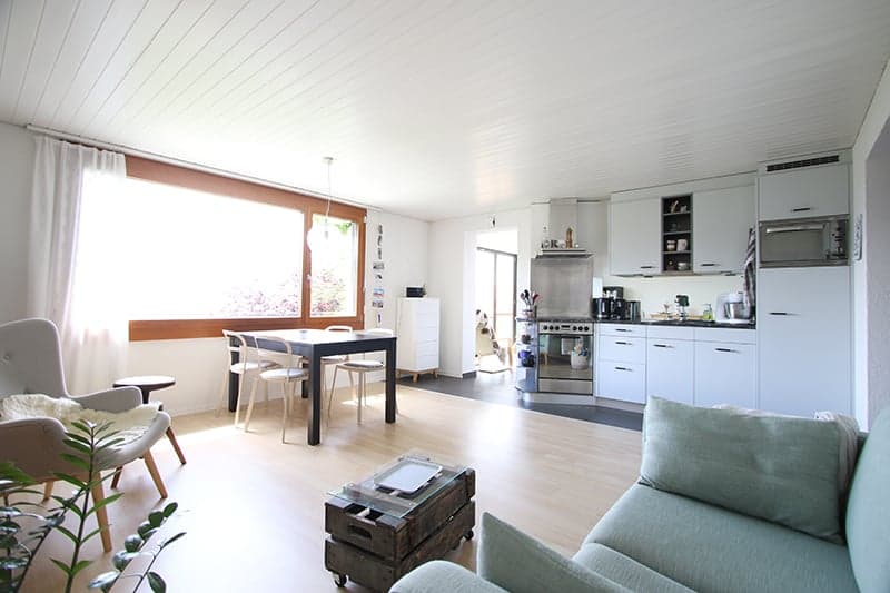Helle Einliegerwohnung mit Stil: Wohnen mit offener Küche