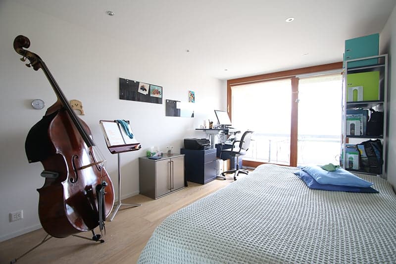 Zimmer mit Tageslicht, Wärme und Balkon