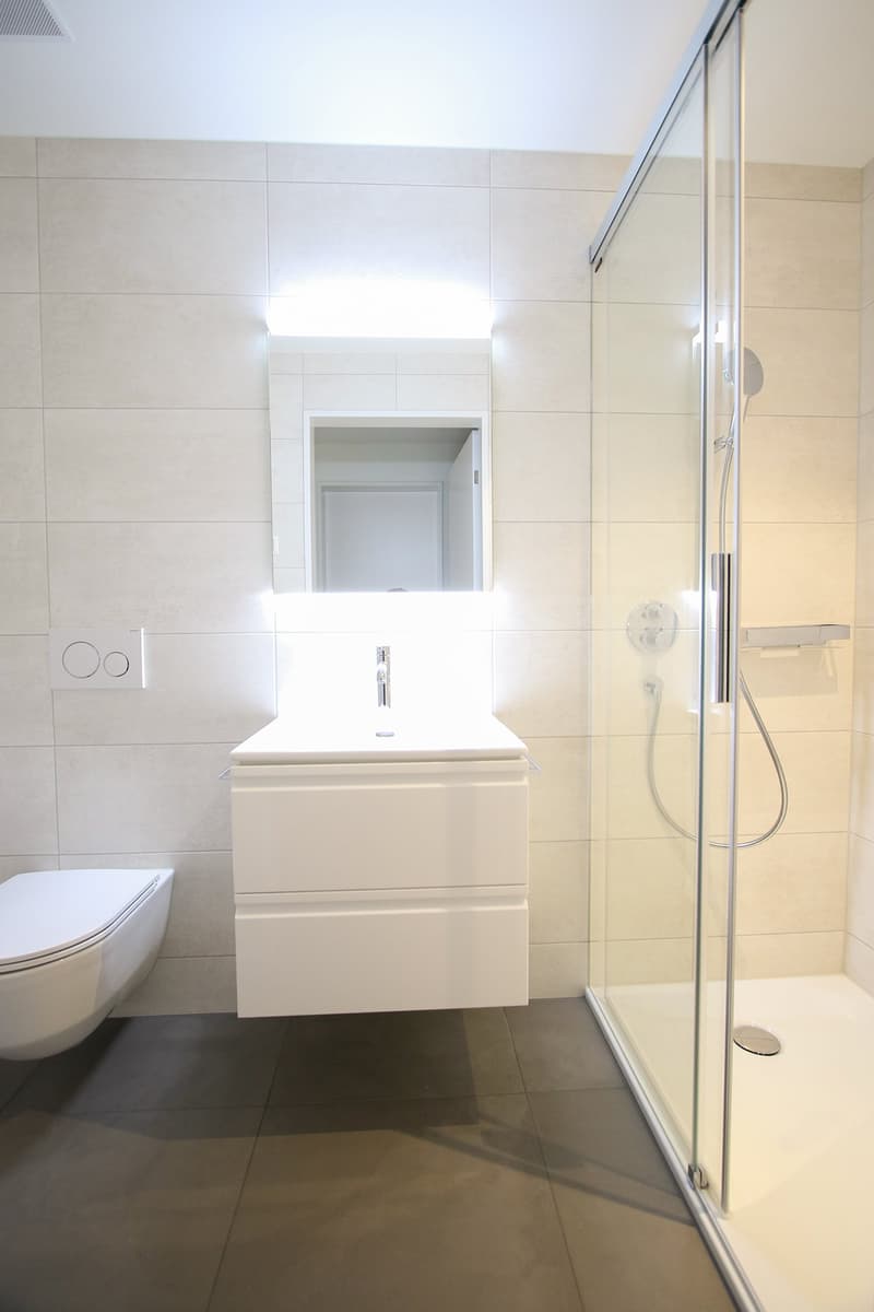 Bad mit Dusche (Archivfoto Bauzeit)