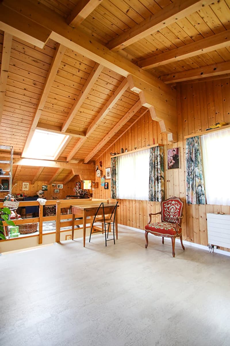 Vorplatz im Dachgeschoss mit imposantem Chalet-Charme