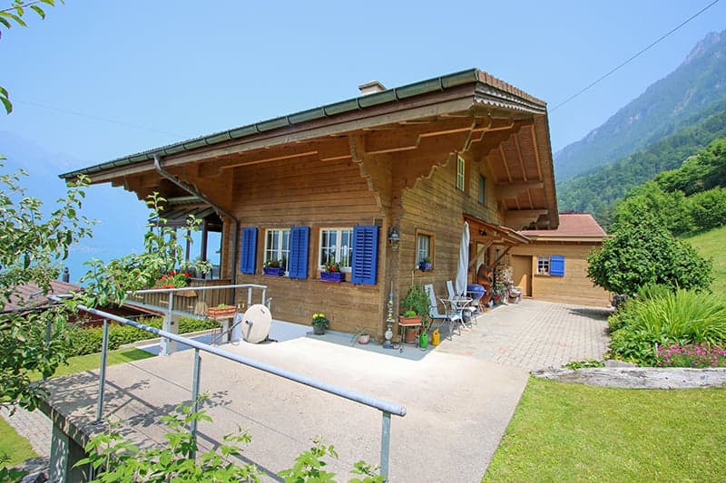 Hauseingang mit grossem Vorplatz sowie Schopf-Anbau