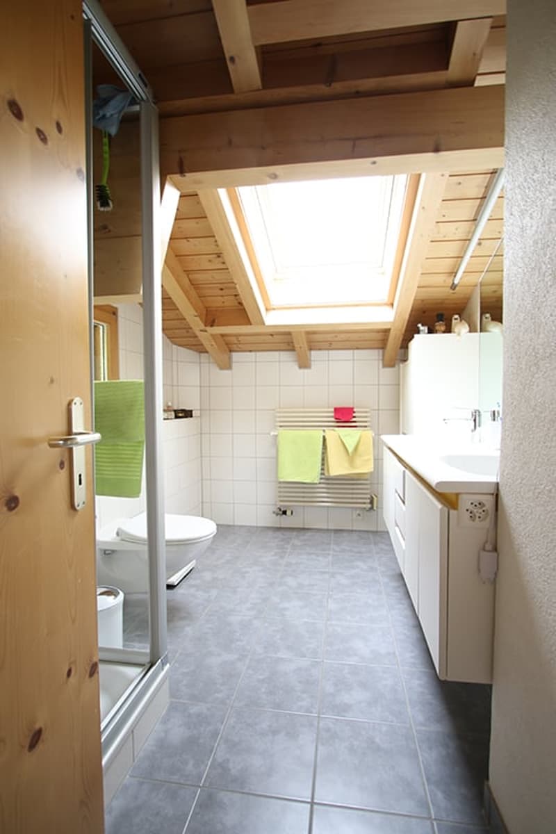 Grosses Bad im DG mit Dusche, Doppellavabo, WC und 2 Fenstern