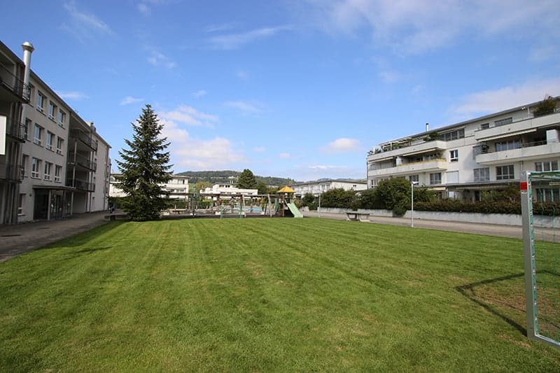 Familienfreundlich mit grosser Spielwiese und Geräten