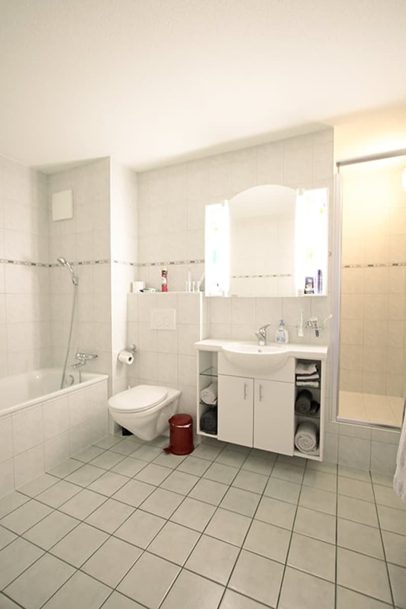 Grosszügiges Bad mit Wanne und Dusche