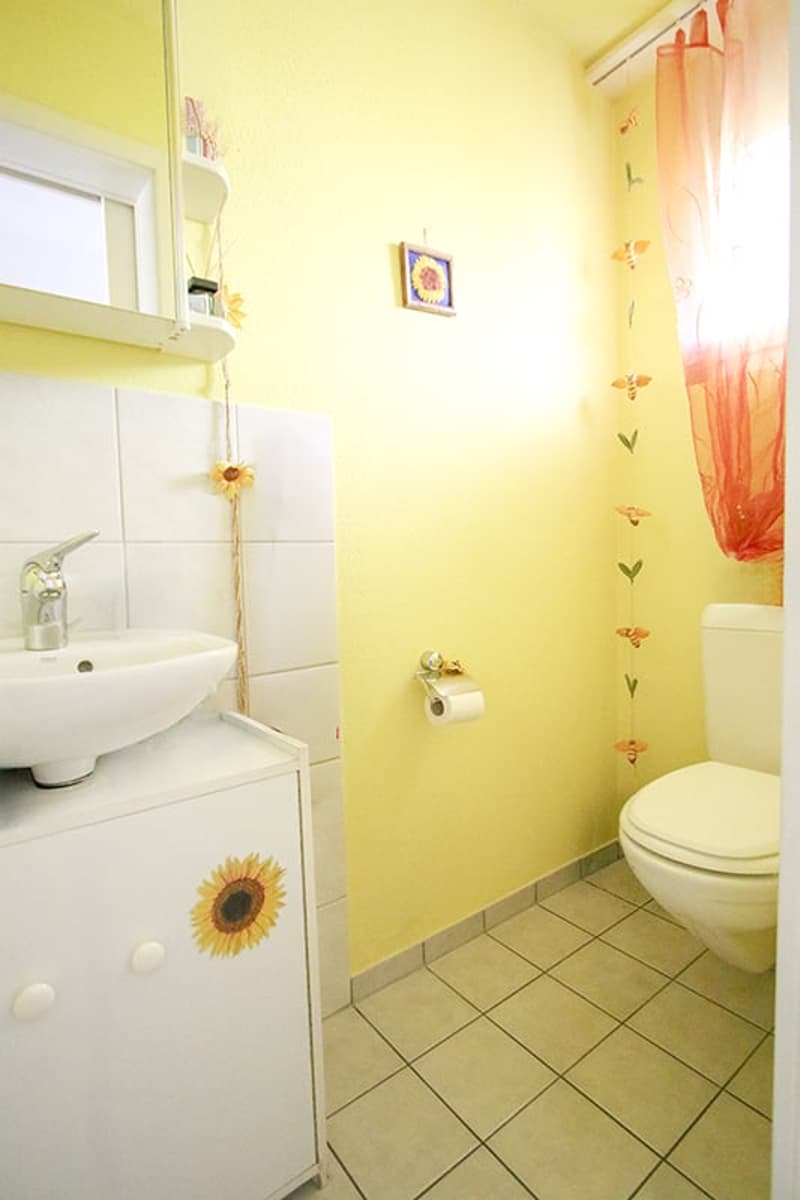 Zusätzlich separate Toilette ideal platziert beim Entree