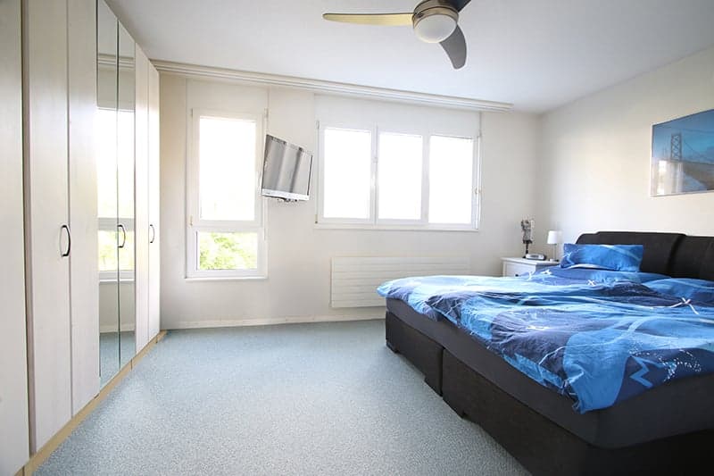 Elternzimmer mit viel Platz und Tageslicht