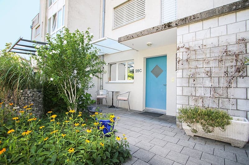 Haus-/Wohnungseingang mit privatem Sitzplatz