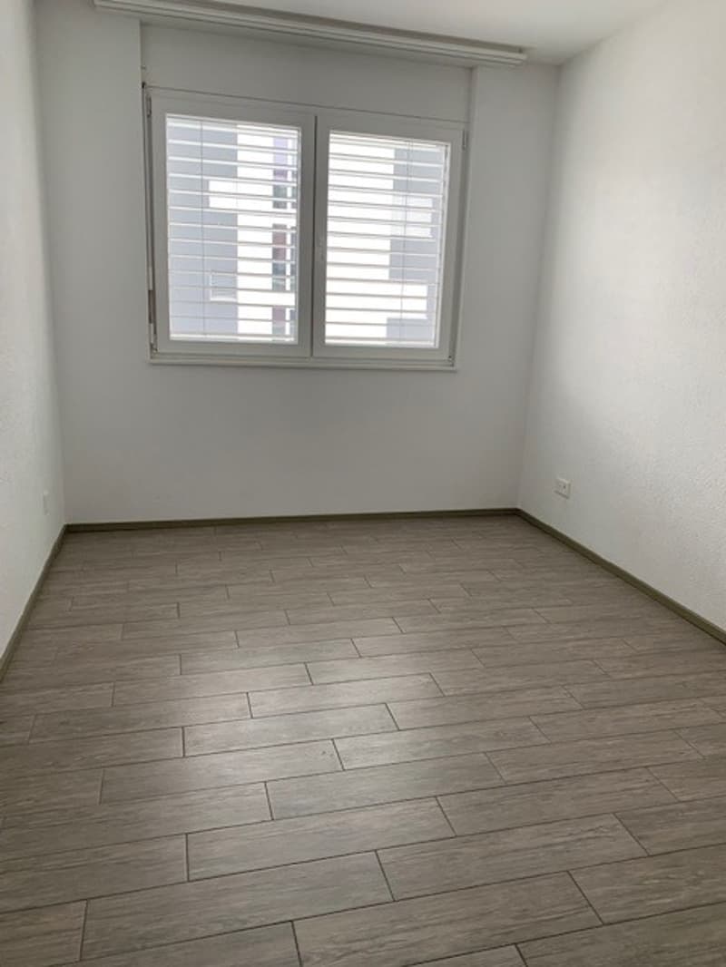 empty room, white walls, wooden floor, window with blinds