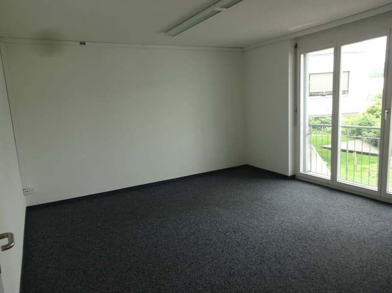 Grosszügiger Büroraum mit 57m² - Viel Platz für Ihre Ideen (2)