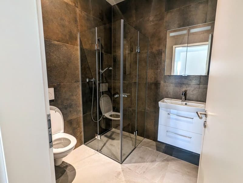 WC mit Duschkabine